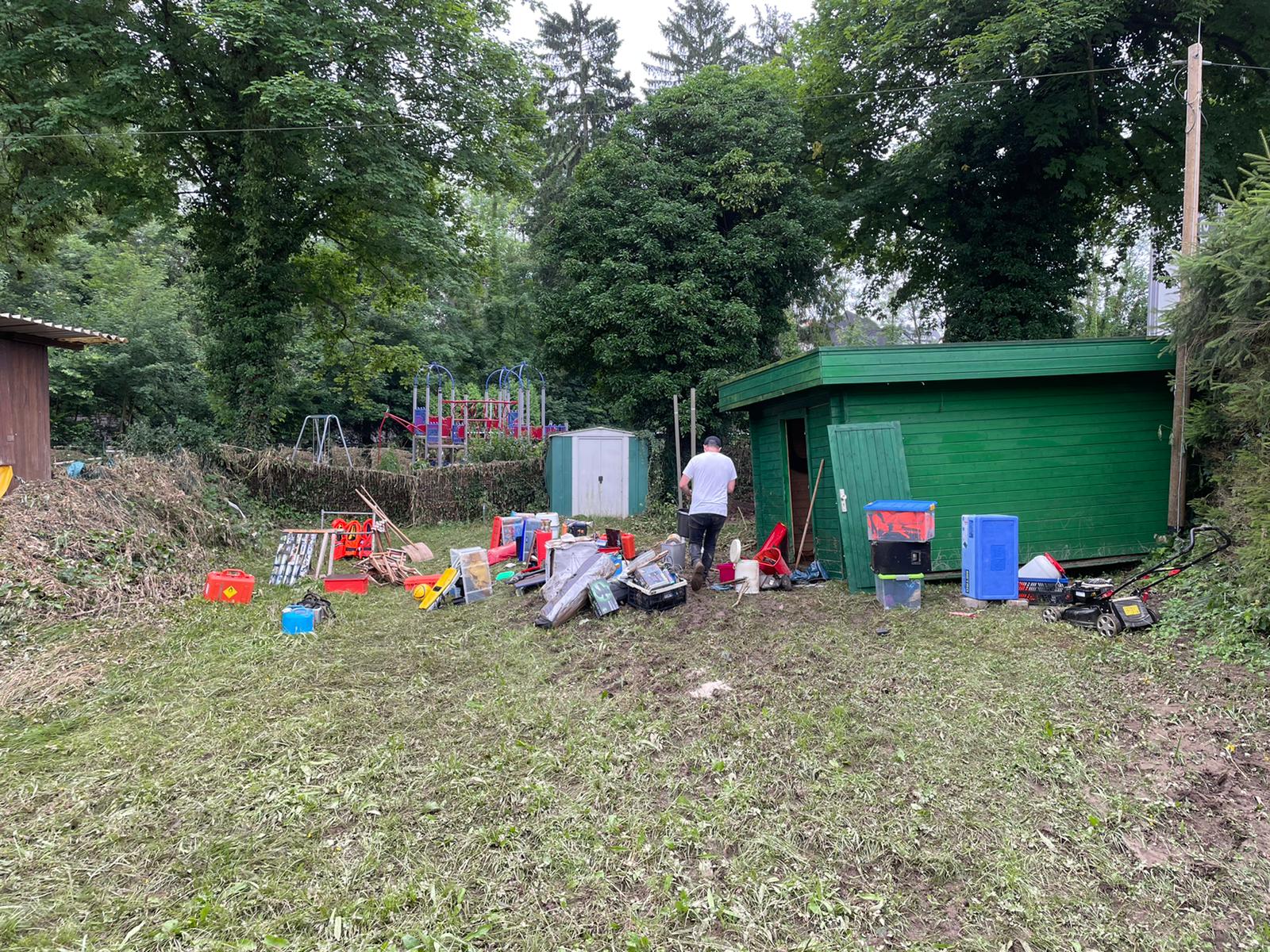 Das Materiallager ist vom Fundament gespült, aber immerhin noch da!